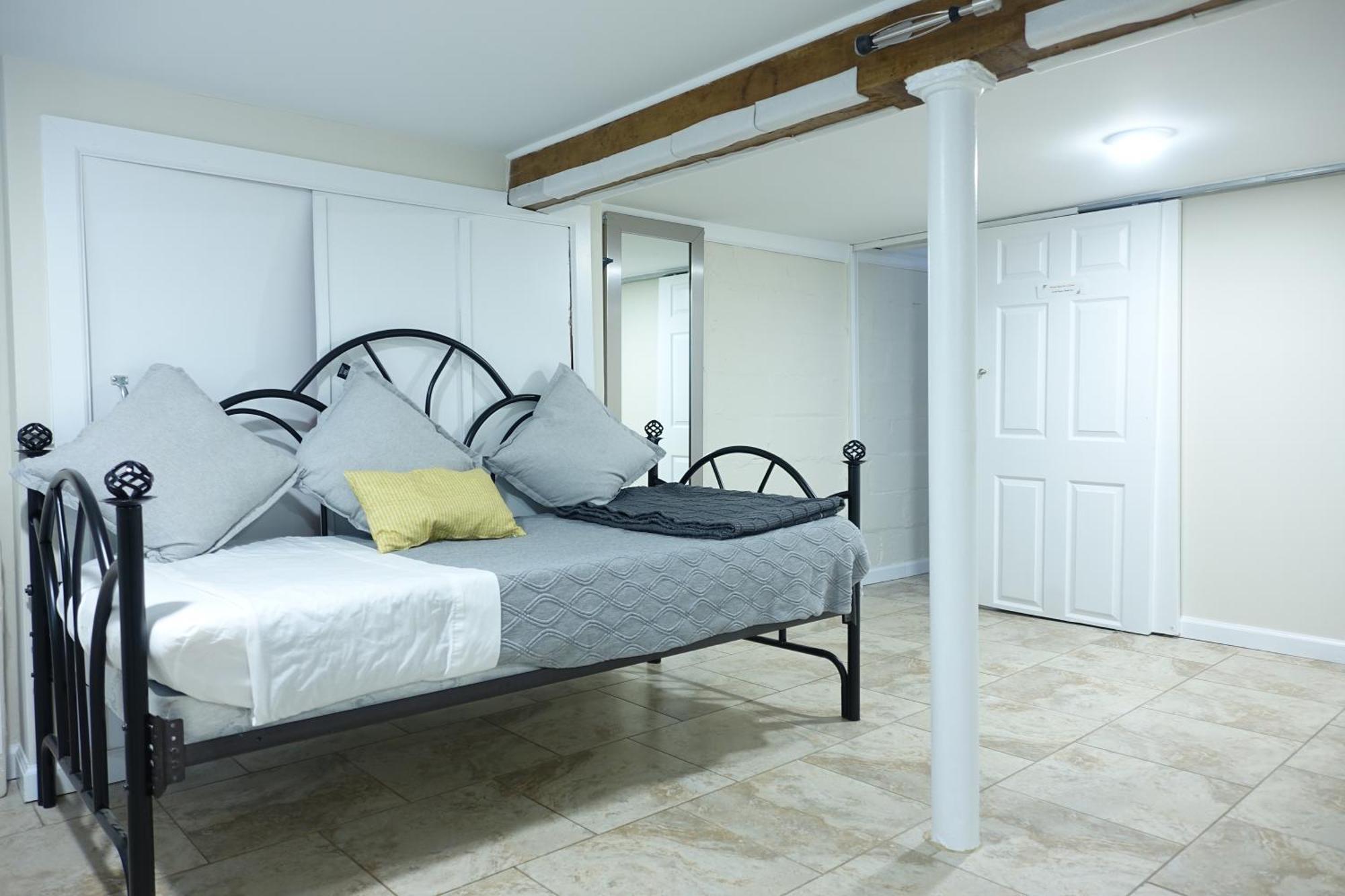 Ewr Airport Studio-hot Tub-free Parking Apartment Hillside
